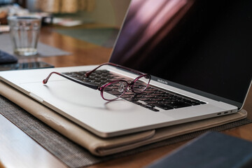 パソコンの上に置かれためがね