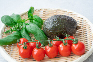 トマト、バジル、アボカド