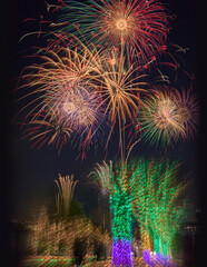 花火　高く輝く花火大会　夜空　花火イメージ　花火大会