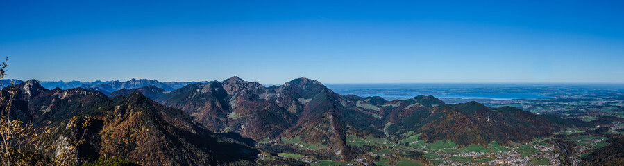 Obraz premium Bergpanorama bei Sonnenschein mit Chiemsee vom Rauschberg aus gesehen