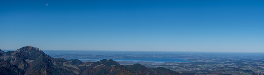 Bergpanorama bei Sonnenschein mit Chiemsee vom Rauschberg  aus gesehen
