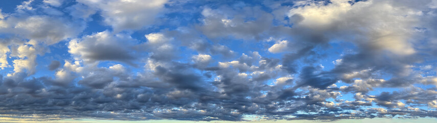 Obraz premium Skyline background with blue sky and white clouds