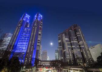 Fototapeta na wymiar 都庁　見上げた都庁　東京都庁　夜景　ブルーのライトアップ