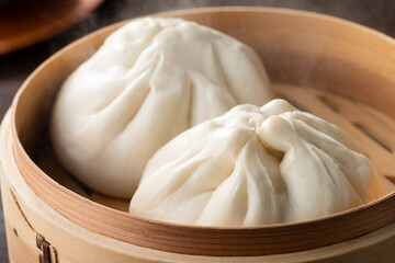 ほんわか湯気の立つ、ほっかほかの豚まん