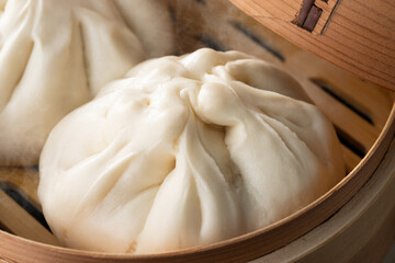 ほんわか湯気の立つ、ほっかほかの豚まん