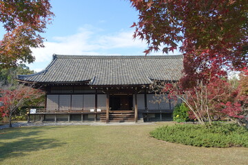 京都、山科にある勧修寺の宸殿（明正殿）と秋の景観です