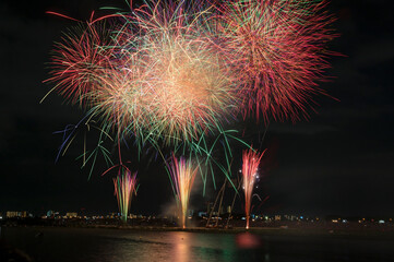 花火　高く輝く花火大会　夜空　花火イメージ　花火大会　カラフル