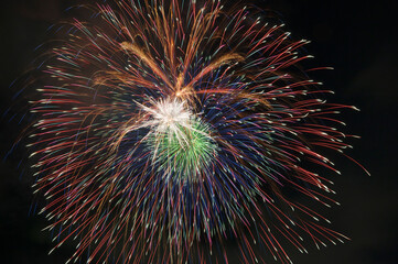 Obraz premium 花火 高く輝く花火大会 夜空 花火イメージ 花火大会 カラフル