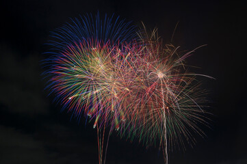 花火　高く輝く花火大会　夜空　花火イメージ　花火大会　カラフル