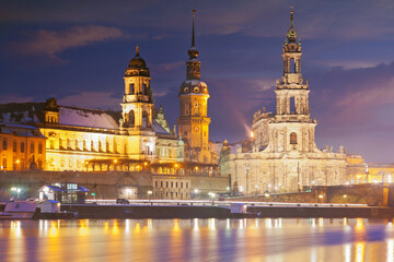 Fototapeta na wymiar Winterabend in Dresden, Deutschland