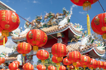 Obraz premium Chinese new year lantern in chinatown area..Chinese alphabet Daji dali on Lantern meaning profitable trade