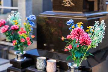 墓に供えられた切り花と茶