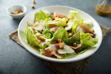 Green salad with bacon and cheese