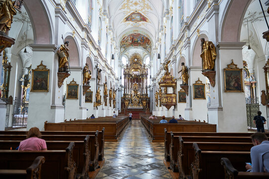 interior of the central nave in St. Peter's Church