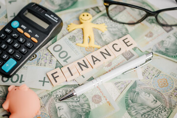 Fototapeta premium Napis finanse i uśmiechnięty ludzik