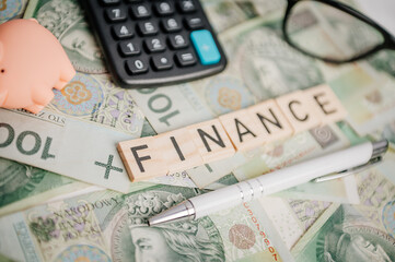 Napis finanse na tle banknotów © rozentuzjazmowany