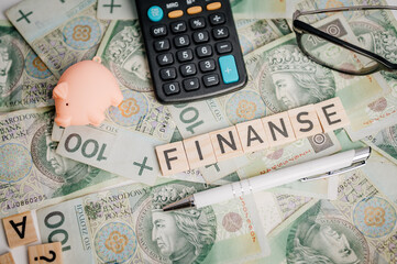 Napis finanse na tle banknotów © rozentuzjazmowany