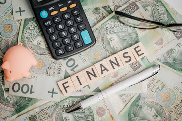 Napis finanse na tle banknotów © rozentuzjazmowany