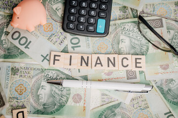 Napis finanse na tle banknotów © rozentuzjazmowany