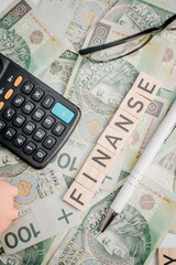 Napis finanse na tle banknotów © rozentuzjazmowany