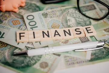 Napis finanse na tle banknotów © rozentuzjazmowany