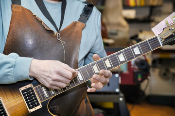 Luthier et guitare