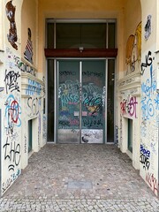 Eingangstür, Graffiti, 