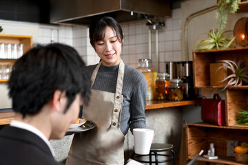 カフェ（飲食店）で働くアジア人の女性の店員（注文・オーダー）