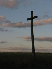 stary drewniany krzyż na tle wieczornego nieba - obrazy, fototapety, plakaty