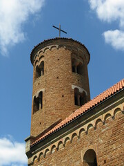 wieża romańskiego kościoła - obrazy, fototapety, plakaty