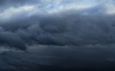 Obraz premium beautiful dark dramatic sky with stormy clouds before the rain or snow