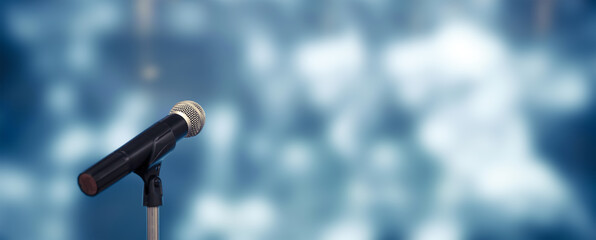 Microphone with stage light background for performance concept of speech comment and public speaking - obrazy, fototapety, plakaty