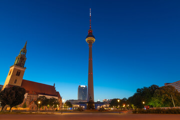 Obraz premium Berlin television tower at the neptune fountain 