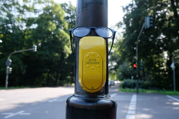 FU 2020-06-18 Linden 10 Auf dem Drücker liegt eine Brille