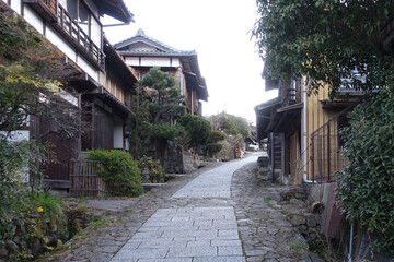 坂道に古民家が連なる早朝の中山道馬籠宿（岐阜県中津川市）