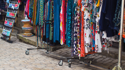 Fototapeta na wymiar Exposition de vêtements dans un marché ouvert, dans la ville de Saint-Antonin-Noble-Val, en période estivale