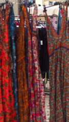 Exposition de vêtements dans un marché ouvert, dans la ville de Saint-Antonin-Noble-Val, en période estivale