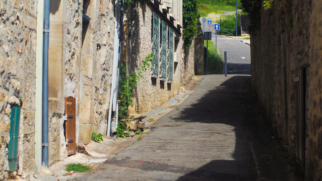 Centre ville de Saint-Antonin-Noble-Val, en p&eacute;riode estivale, dans le Tarn-et-Garonne