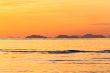 瀬戸内海、父母ヶ浜の夕暮れ・日本香川県