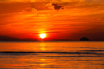 Fototapeta premium 瀬戸内海、父母ヶ浜の夕暮れ・日本香川県