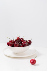 Cerezas dulces maduras en un recipiente blanco 