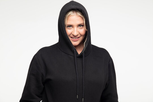 Femme a capuche 
