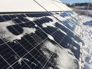 Snow-covered photovoltaic panels, PV panels, low efficiency, snow problem.