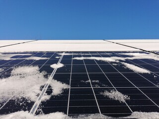 Snow-covered photovoltaic panels, PV panels, low efficiency, snow problem.