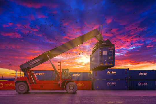 Container Stapler im Verlade Terminal Wels UCT ROLA
