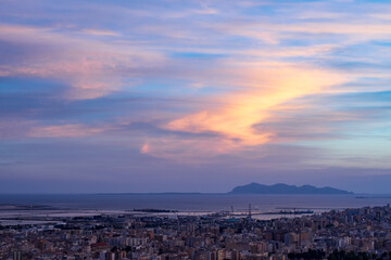 Vista panoramica sulla città di Trapani al crepuscolo, Italia	