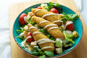 Ensalada cesar de pollo con queso
