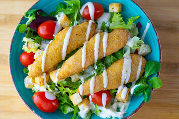 Ensalada cesar de pollo con queso
