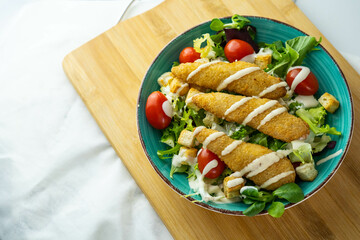 Ensalada cesar de pollo con queso
