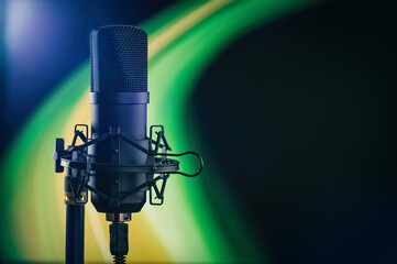 Mikrofon vor modernem Hintergrund für Streamer oder Podcast